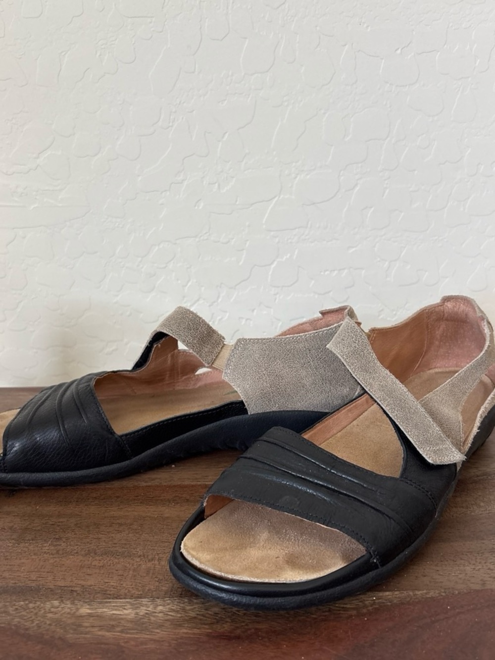Naot Papaki Sandal Speckled Beige Leather/ Soft Black Leather (Women's) 41 US 10